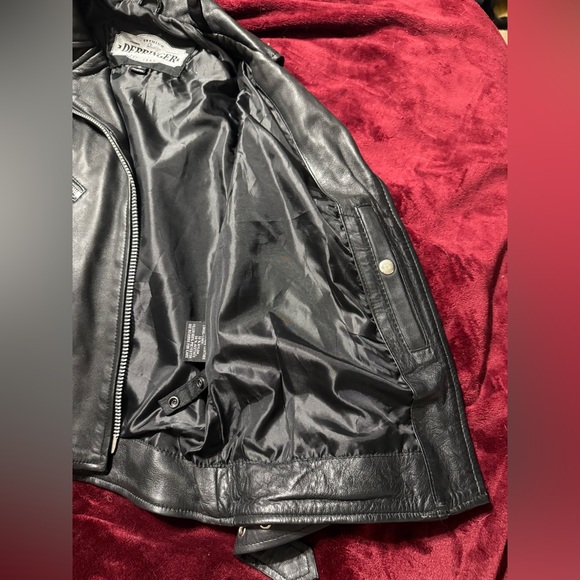 Black Leather Vest with Zipper Details - Picture 3 of 6